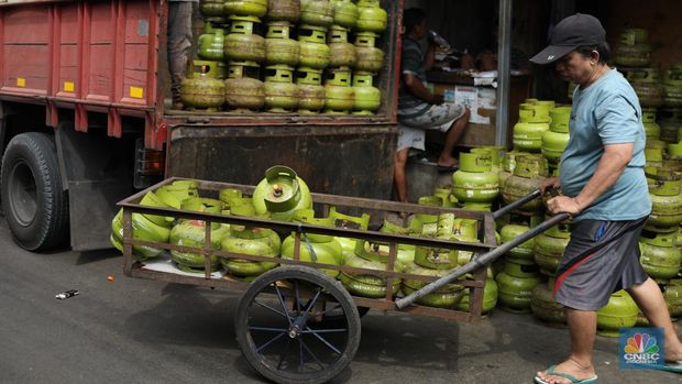 Liquefied Petroleum Gas (LPG) bersubsidi tabung 3 kilogram (kg) di pangkalan resmi LPG 3 kg Pertamina di Kawasan Jakarta, Selasa (2/1/2024). (վ/Tri Susilo)