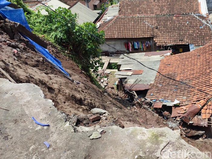 Lokasi tanah longsor di Kelurahan Lempongsari, Gajahmungkur, Kota Semarang, Selasa (2/1/2024).