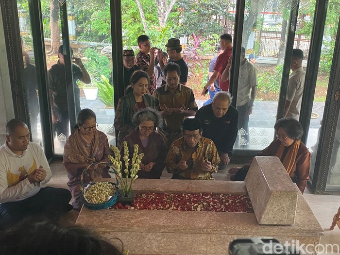 Mahfud Md ziarah ke makam Bung Hatta (Wildan Noviansyah/detikcom)