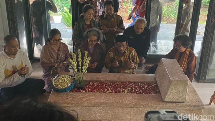 Mahfud Md ziarah ke makam Bung Hatta (Wildan Noviansyah/detikcom)