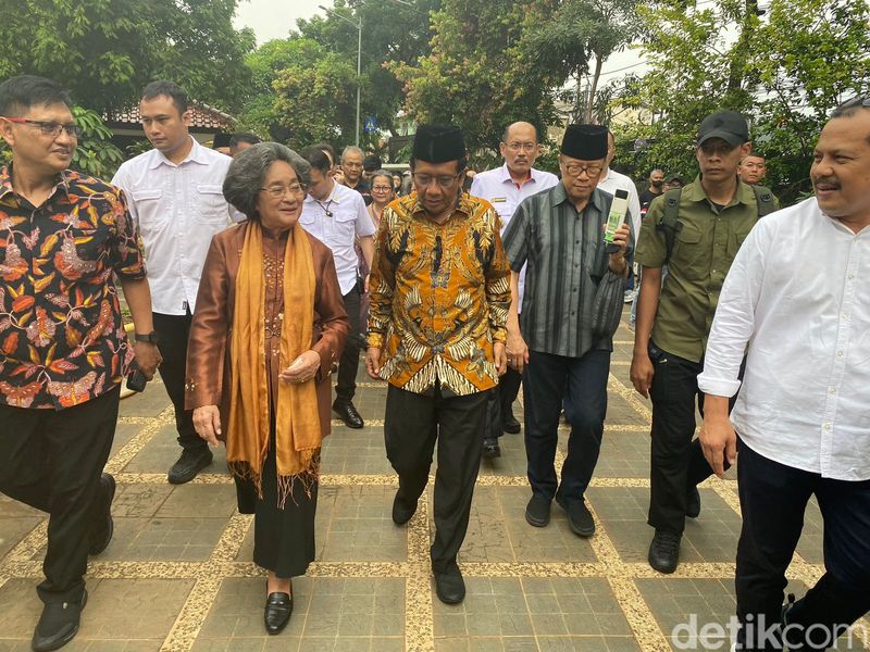 Mahfud Md ziarah ke makam Bung Hatta (Wildan Noviansyah/detikcom)