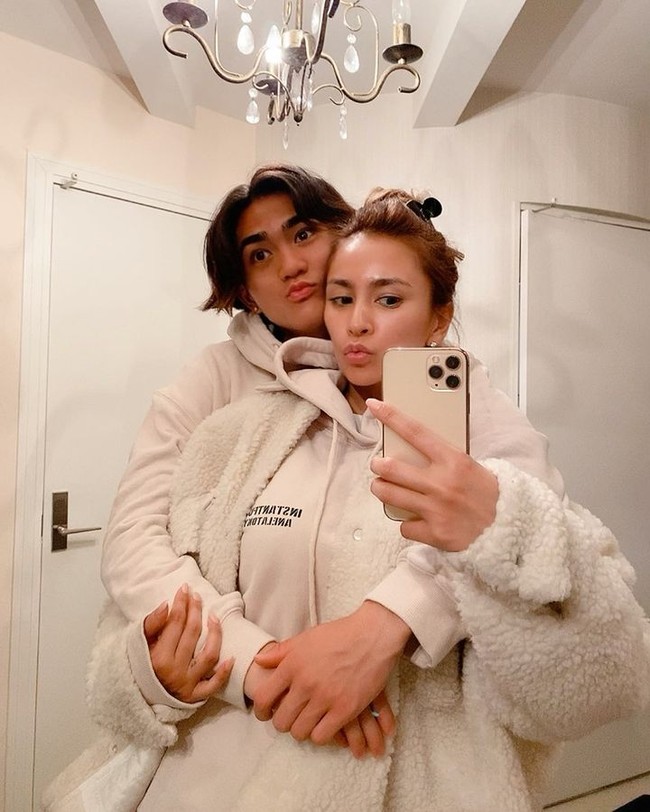 Anak lelaki tertuanya, Kaili Shimbo, pun kini mengikuti jejak ayahnya, Hayuma Tanaka, bahkan pernah bermain di pertandingan yang sama. Foto: Instagram Malia Shimbo Rehman