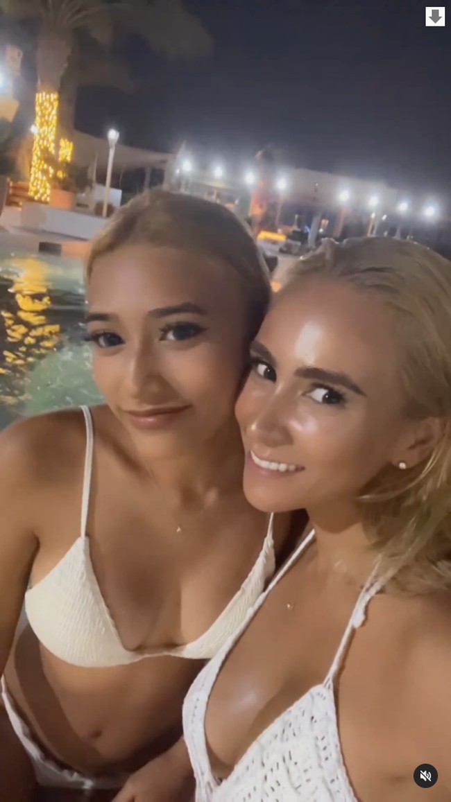 Begini potret Malia dan putrinya yang terlihat seperti adik dan kakak. Foto: Instagram Malia Shimbo Rehman