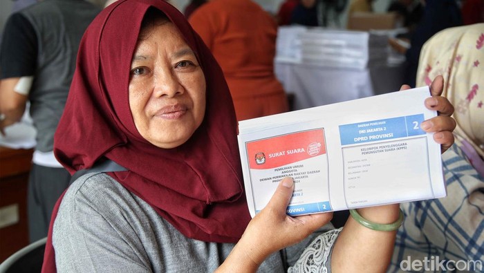 Pelipatan surat suara untuk Pemilu 2024 sudah dilakukan di KPU Jakarta Utara, Selasa (2/1/2023). Pelipatan melibatnya masyarakat di sekitar KPU Jakarta Utara.