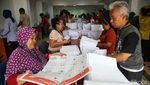Melihat Pelipatan Surat Suara di KPU Jakarta Utara