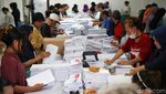 Melihat Pelipatan Surat Suara di KPU Jakarta Utara