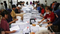 Selain pelipatan, pekerja juga melakukan penyortiran surat suara.