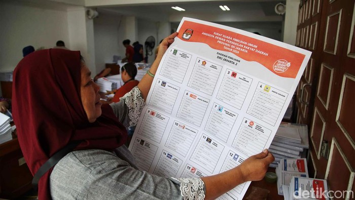 Pelipatan surat suara untuk Pemilu 2024 sudah dilakukan di KPU Jakarta Utara, Selasa (2/1/2023). Pelipatan melibatnya masyarakat di sekitar KPU Jakarta Utara.