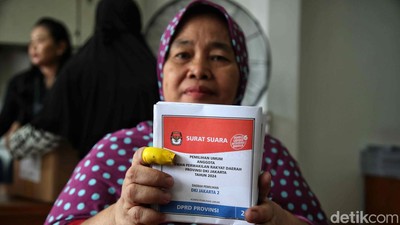 Melihat Pelipatan Surat Suara di KPU Jakarta Utara