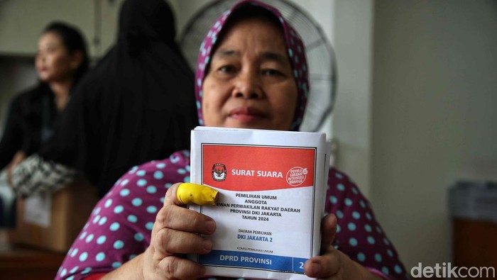 Melihat Pelipatan Surat Suara di KPU Jakarta Utara Pelipatan surat suara untuk Pemilu 2024 sudah dilakukan di KPU Jakarta Utara, Selasa (2/1/2023). Pelipatan melibatnya masyarakat di sekitar KPU Jakarta Utara.