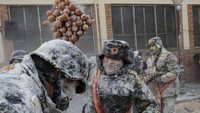 Mengenakan seragam militer dan ikat pinggang, puluhan orang yang dikenal sebagai Els Enfarinats (mereka yang berlumuran tepung) melakukan kudeta yang pura-pura dan berantakan di kota kecil Ibi di Spanyol. 