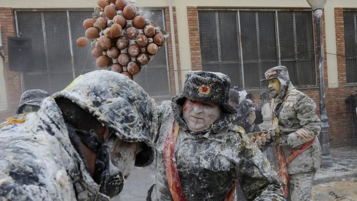 Melihat Tradisi Perang Tepung dan Telur di Spanyol Revellers battle with flour and eggs during the traditional