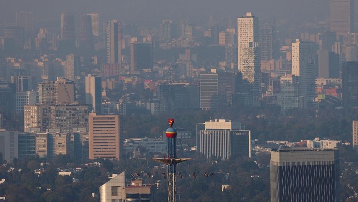 A general view of buildings and houses amid pollution after the local environmental commission announced high levels of pollution on New Year's Day in Mexico City, Mexico January 1, 2024. REUTERS/Luis Cortes