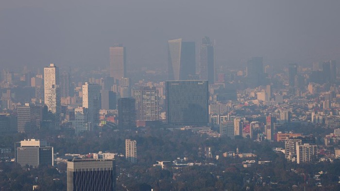 MEXICO-POLLUTION/ A general view of buildings and houses amid pollution after the local environmental commission announced high levels of pollution on New Year's Day in Mexico City, Mexico January 1, 2024. REUTERS/Luis Cortes