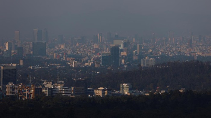 A general view of buildings and houses amid pollution after the local environmental commission announced high levels of pollution on New Year's Day in Mexico City, Mexico January 1, 2024. REUTERS/Luis Cortes