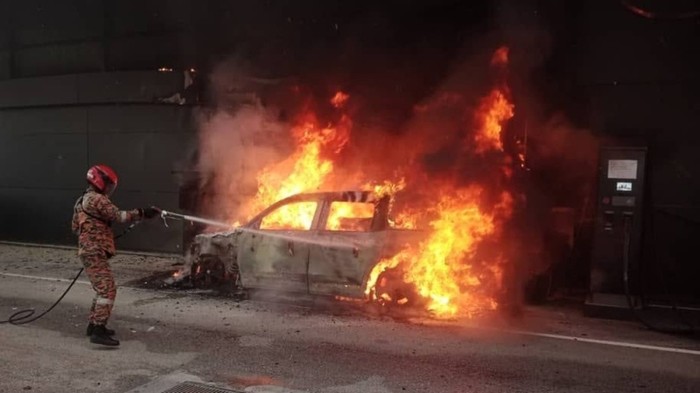 Mobil listrik Mercedes-Benz EQB terbakar saat ngecas di dealer