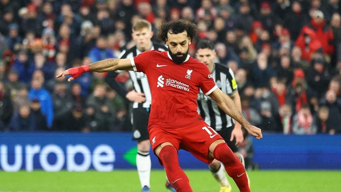 Soccer Football - Premier League - Liverpool v Newcastle United - Anfield, Liverpool, Britain - January 1, 2024 Liverpools Mohamed Salah scores their fourth goal from the penalty spot REUTERS/Carl Recine NO USE WITH UNAUTHORIZED AUDIO, VIDEO, DATA, FIXTURE LISTS, CLUB/LEAGUE LOGOS OR LIVE SERVICES. ONLINE IN-MATCH USE LIMITED TO 45 IMAGES, NO VIDEO EMULATION. NO USE IN BETTING, GAMES OR SINGLE CLUB/LEAGUE/PLAYER PUBLICATIONS.