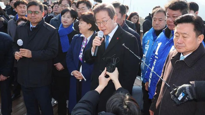 South Koreas opposition party leader Lee Jae-myung speaks during his visit to Busan, South Korea, January 2, 2024. Yonhap via REUTERS Acquire Licensing Rights