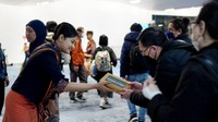 Bandara AP II juga melakukan seremonial penerbangan perdana bersama kru pesawat yang melakukan penerbangan keberangkatan perdana pada 2024.