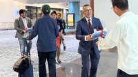 Direktur Komersial dan Pelayanan PT Angkasa Pura Indonesia M. Rizal Pahlevi menyambut kedatangan perdana penumpang pesawat 2024 di Bandara Soekarna-Hatta.