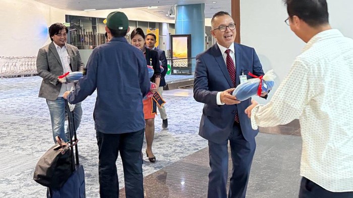 Bandara-bandara yang dikelola PT Angkasa Pura II menyambut kedatangan dan melepas keberangkatan perdana penumpang pesawat di tahun 2024.  Ini potretnya.