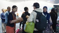 Tepat 1 Januari 2024, bandara AP II memberikan souvenir sebagai tanda terima kasih dan selamat datang kepada para penumpang perdana di tahun 2024.