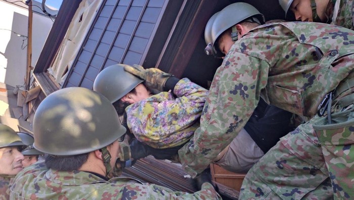 Momen Tentara Jepang Evakuasi Korban Gempa Japanese Self-Defense Force soldiers conduct rescue operations at a collapsed house caused by an earthquake in Wajima, Ishikawa prefecture, Japan January 2, 2024, in this handout photo released by the Joint Staff Office of the Defense Ministry of Japan. Joint Staff Office of the Defense Ministry of Japan/HANDOUT via REUTERS ATTENTION EDITORS - THIS IMAGE WAS PROVIDED BY A THIRD PARTY. MANDATORY CREDIT.