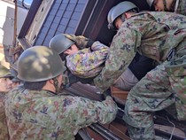 Momen Tentara Jepang Evakuasi Korban Gempa