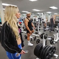 Dalam postingan, Natalie ditegur oleh seorang pria yang mengatakan jika busananya kurang pantas. Kalau kamu tidak pakai baju, kamu harus keluar dari sini, kata pria itu dengan sopan. Aku bekerja di industri cukup lama. Aku bekerja di dunia hiburan, tambahnya. Foto: Instagram Natalie Reynolds