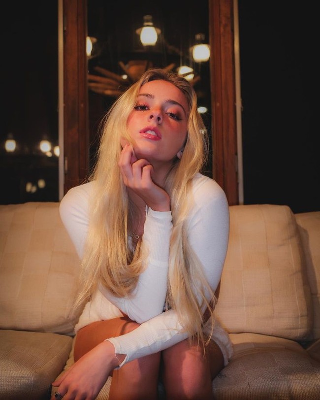 Setelah mendapat teguran itu, Natalie mengambil kesimpulan bahwa perlakuan terhadap pria dan wanita terkait busana di tempat umum berbeda.  Foto: Instagram Natalie Reynolds