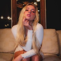 Setelah mendapat teguran itu, Natalie mengambil kesimpulan bahwa perlakuan terhadap pria dan wanita terkait busana di tempat umum berbeda.  Foto: Instagram Natalie Reynolds