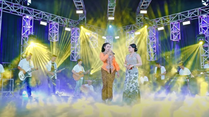 Niken Salindry duet dengan Shinta Arsinta menyanyikan lagu Anak Lanang. Berikut ini lirik dan terjemahannya.