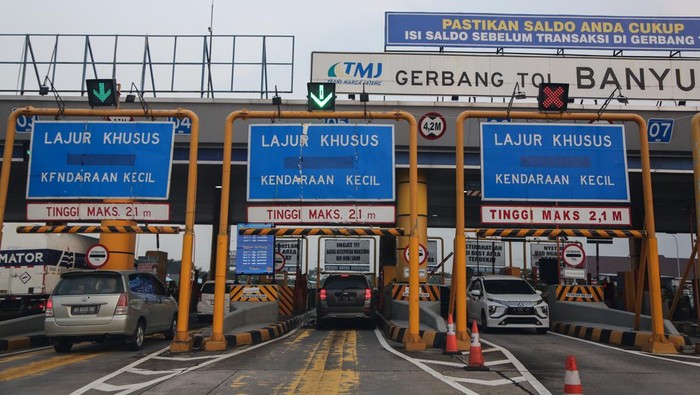 Foto udara kendaraan melintas di Jalan Tol Trans Jawa Ruas Tembalang-Ungaran, Kabupaten Semarang, Jawa Tengah, Selasa (2/1/2024). Berdasarkan pantauan Dirlantas Polda Jawa Tengah pada puncak arus balik libur Tahun Baru 2024 per Selasa (2/1) yang melintas di Jalan Tol Trans Jawa dan dalam Kota Semarang cukup padat namun tidak mengalami perlambatan serta penumpukan arus yang berarti, dengan jumlah kendaraan melintas yakni mencapai 38.020 unit kendaraan. ANTARA FOTO/Makna Zaezar/nz