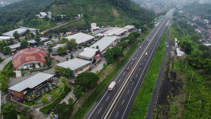 Foto udara kendaraan melintas di Jalan Tol Trans Jawa Ruas Tembalang-Ungaran, Kabupaten Semarang, Jawa Tengah, Selasa (2/1/2024). Berdasarkan pantauan Dirlantas Polda Jawa Tengah pada puncak arus balik libur Tahun Baru 2024 per Selasa (2/1) yang melintas di Jalan Tol Trans Jawa dan dalam Kota Semarang cukup padat namun tidak mengalami perlambatan serta penumpukan arus yang berarti, dengan jumlah kendaraan melintas yakni mencapai 38.020 unit kendaraan. ANTARA FOTO/Makna Zaezar/nz