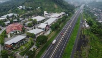 Berdasarkan pantauan Dirlantas Polda Jawa Tengah pada puncak arus balik libur Tahun Baru 2024 per Selasa (2/1) yang melintas di Jalan Tol Trans Jawa dan dalam Kota Semarang cukup padat namun tidak mengalami perlambatan serta penumpukan arus yang berarti.  