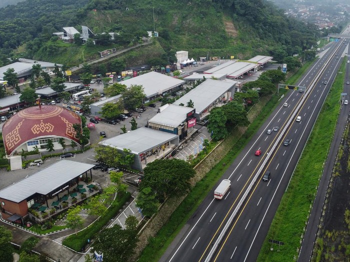 Foto udara kendaraan melintas di Jalan Tol Trans Jawa Ruas Tembalang-Ungaran, Kabupaten Semarang, Jawa Tengah, Selasa (2/1/2024). Berdasarkan pantauan Dirlantas Polda Jawa Tengah pada puncak arus balik libur Tahun Baru 2024 per Selasa (2/1) yang melintas di Jalan Tol Trans Jawa dan dalam Kota Semarang cukup padat namun tidak mengalami perlambatan serta penumpukan arus yang berarti, dengan jumlah kendaraan melintas yakni mencapai 38.020 unit kendaraan. ANTARA FOTO/Makna Zaezar/nz