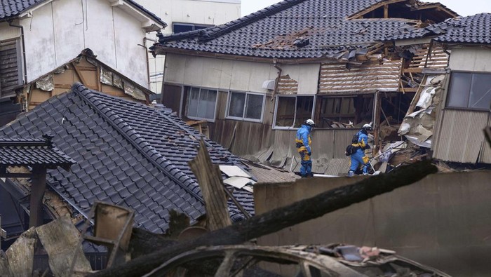 Police officers search missing people at a collapsed house caused by an earthquake in Wajima, Ishikawa prefecture, Japan January 2, 2024, in this photo released by Kyodo. Mandatory credit Kyodo/via REUTERS   ATTENTION EDITORS - THIS IMAGE HAS BEEN SUPPLIED BY A THIRD PARTY. MANDATORY CREDIT. JAPAN OUT. NO COMMERCIAL OR EDITORIAL SALES IN JAPAN.