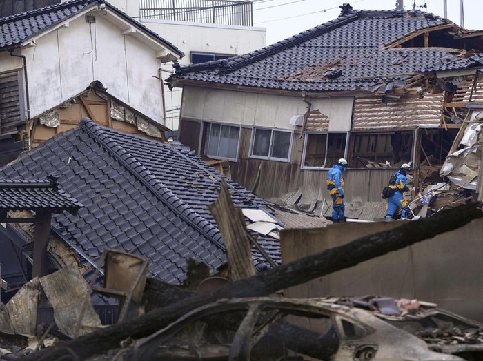 Police officers search missing people at a collapsed house caused by an earthquake in Wajima, Ishikawa prefecture, Japan January 2, 2024, in this photo released by Kyodo. Mandatory credit Kyodo/via REUTERS   ATTENTION EDITORS - THIS IMAGE HAS BEEN SUPPLIED BY A THIRD PARTY. MANDATORY CREDIT. JAPAN OUT. NO COMMERCIAL OR EDITORIAL SALES IN JAPAN.
