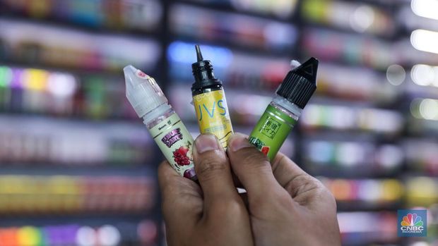 Pekerja menunjukkan liquid untuk rokok elektrik atau vapor pada salah satu toko di Jakarta, Selasa (2/1/2024). (CNBC Indonesia/Faisal Rahman)
