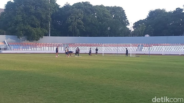 Pemain Sriwijaya FC berlatih untuk persiapan babak degradasi Liga 2.