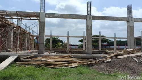 Pembangunan MPP dan 2antilan di Jalan Raya Veteran, Karangasem, yang saat ini pengerjaannya dihentikan akibat dana BKK provinsi ditunda, Selasa (2/1/2024). (I Wayan Selamat Juniasa)