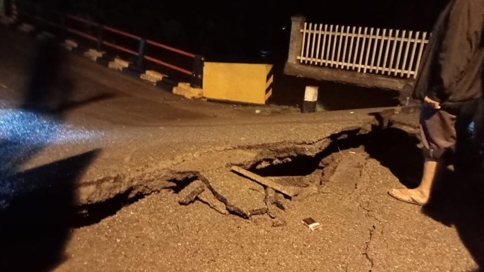 Penampakan Jembatan di Desa Tamiai, Kerinci, amblas
