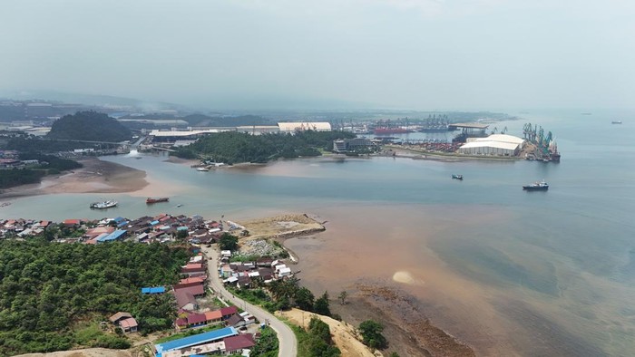 Penampakan Kawasan Industri Nikel di Morowali Sulteng Foto udara pemukiman warga dan kawasan industri berbasis nikel Indonesia Morowali Industrial Park atau PT IMIP di Kecamatan Bahodopi, Sulawesi Tengah, Minggu (31/12/2023). Pemerintah Provinsi Sulawesi Tengah menyatakan bahwa realisasi investasi yang masuk ke provinsi tersebut tahun 2023 mencapai Rp83,61 triliun dan investasi tersebut sebagian besar masuk di Kabupaten Morowali, Kabupaten Morowali Utara, Donggala dan Kota Palu. serta menempatkan Sulawesi Tengah di posisi ke empat secara nasional dengan realisasi investasi tertinggi setelah Provinsi Jawa Barat, DKI Jakarta dan Jawa Timur. ANTARA FOTO/Mohamad Hamzah/rwa.