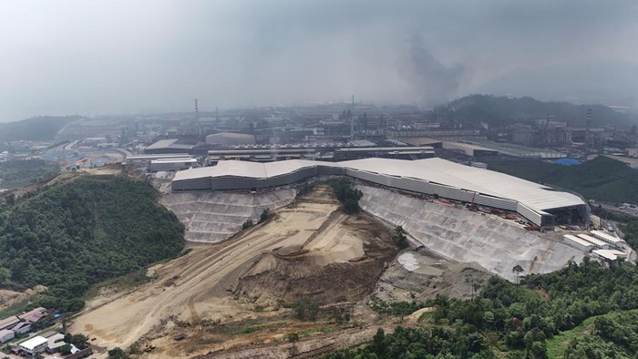 Penampakan Kawasan Industri Nikel di Morowali Sulteng Foto udara pemukiman warga dan kawasan industri berbasis nikel Indonesia Morowali Industrial Park atau PT IMIP di Kecamatan Bahodopi, Sulawesi Tengah, Minggu (31/12/2023). Pemerintah Provinsi Sulawesi Tengah menyatakan bahwa realisasi investasi yang masuk ke provinsi tersebut tahun 2023 mencapai Rp83,61 triliun dan investasi tersebut sebagian besar masuk di Kabupaten Morowali, Kabupaten Morowali Utara, Donggala dan Kota Palu. serta menempatkan Sulawesi Tengah di posisi ke empat secara nasional dengan realisasi investasi tertinggi setelah Provinsi Jawa Barat, DKI Jakarta dan Jawa Timur. ANTARA FOTO/Mohamad Hamzah/rwa.
