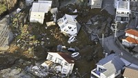 Sejumlah rumah dan mobil terseret longsor yang dipicu oleh gempa bumi berkekuatan M 7,5 di Jepang. Kyodo News via AP
