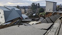 Jalan terputus akibat longsor di Wajima, Prefektur Ishikawa. Kyodo via Reuters.