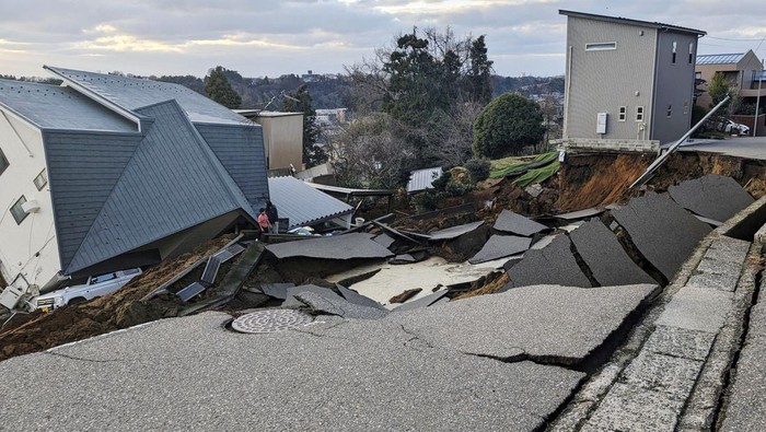 Gempa berkekuatan magnitudo 7,5 tidak hanya merusak bangunan di Jepang. Gempa itu juga menyebabkan tanah longsor di Prefektur Ishikawa.