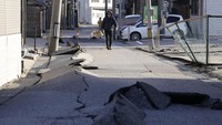 Gempa tersebut juga mengakibatkan jalanan retak-retak di Hakui, prefektur Ishikawa. Kyodo News via AP