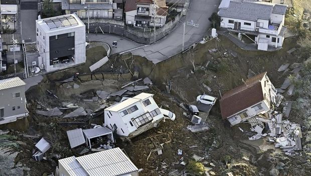 Gempa berkekuatan magnitudo 7,5 tidak hanya merusak bangunan di Jepang. Gempa itu juga menyebabkan tanah longsor di Prefektur Ishikawa.