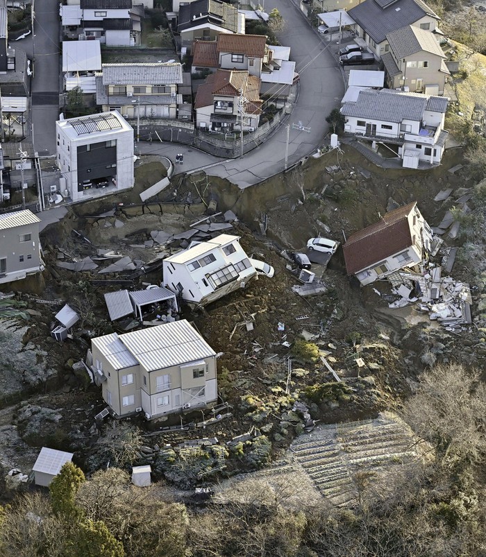 Penampakan Longsor dan Jalan Retak Akibat Gempa di Jepang Gempa berkekuatan magnitudo 7,5 tidak hanya merusak bangunan di Jepang. Gempa itu juga menyebabkan tanah longsor di Prefektur Ishikawa.